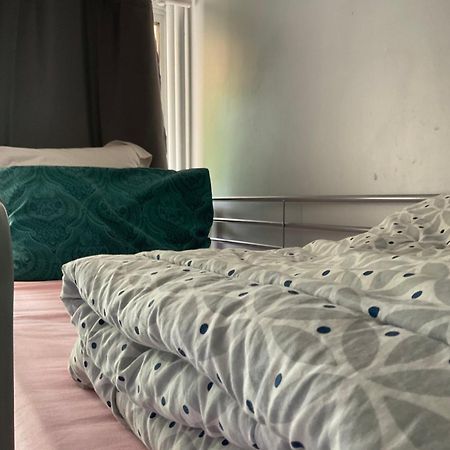 Female-Dortoir Femme -Dorm Shared Room Paris Бобіньї Екстер'єр фото