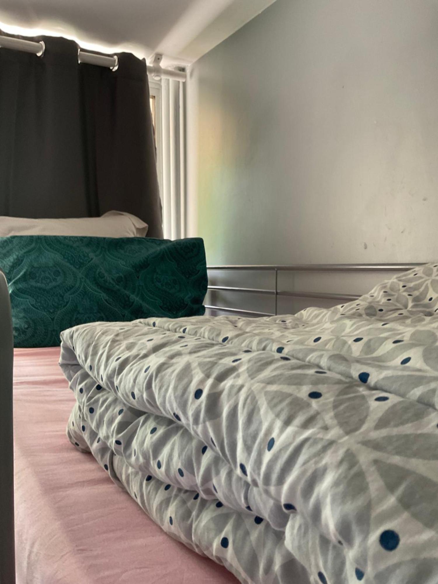 Female-Dortoir Femme -Dorm Shared Room Paris Бобіньї Екстер'єр фото